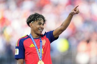 MS fotbal | Mladičký mistr světa se ve finále obnažil. A Yamalovo spodní prádlo za pár stovek jde na dračku - Sport.cz